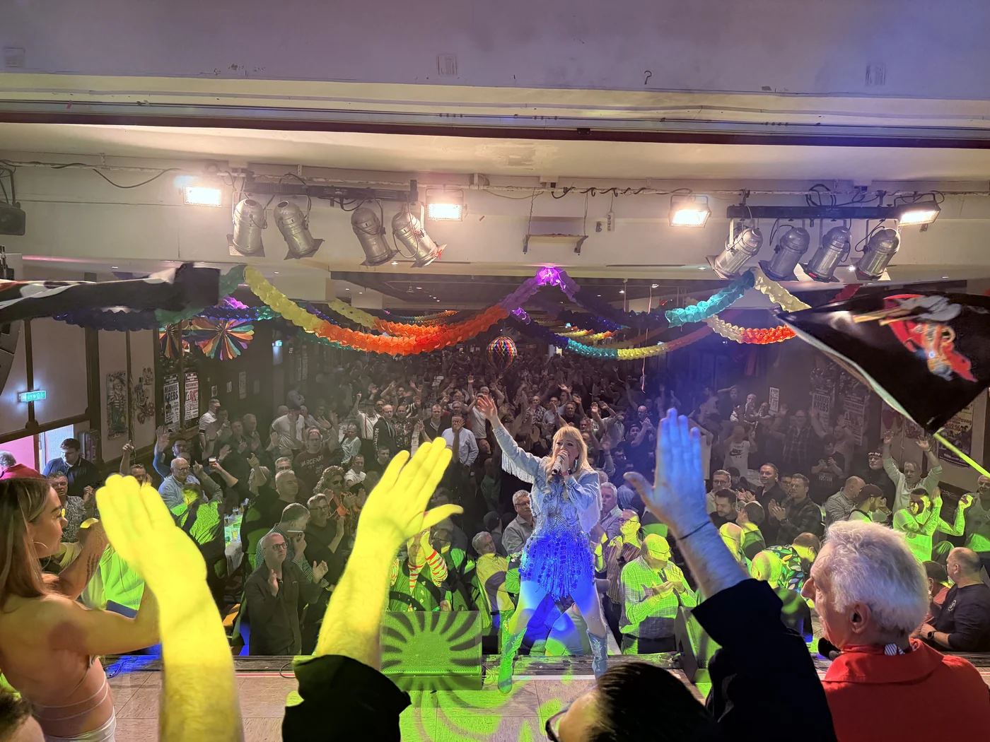 Jennifer Sturm singt mitten im Publikum
