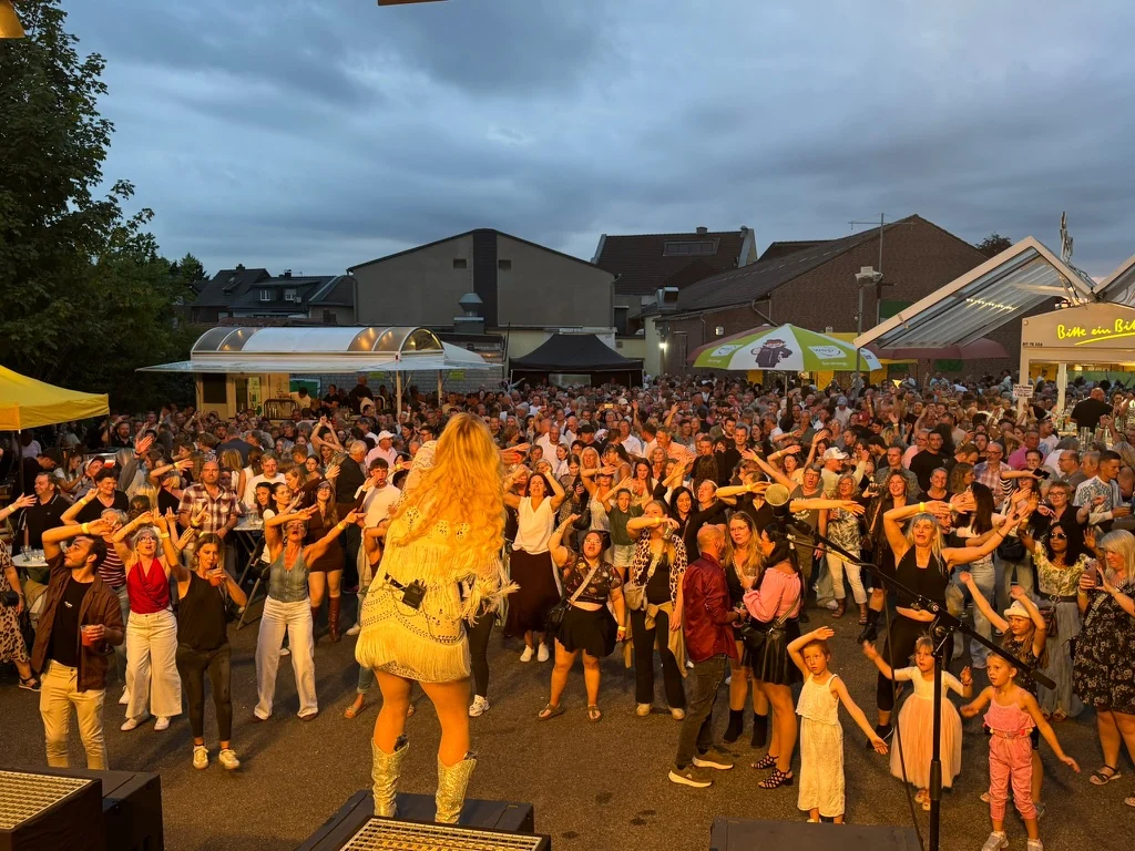 Jennifer Sturm bei einem Live-Auftritt
