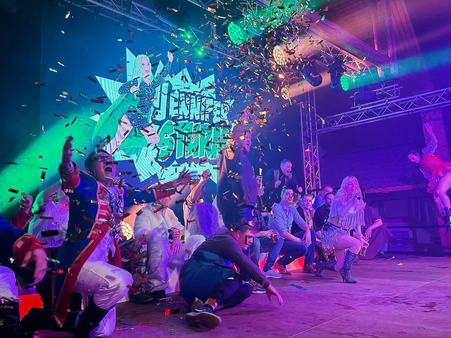 Jennifer Sturm singt mit ihrem Team auf der Bühne unter buntem Konfetti