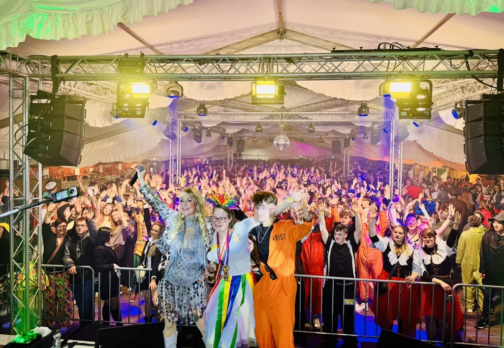 Jennifer Sturm mit Fans vor der Bühne im Festzelt