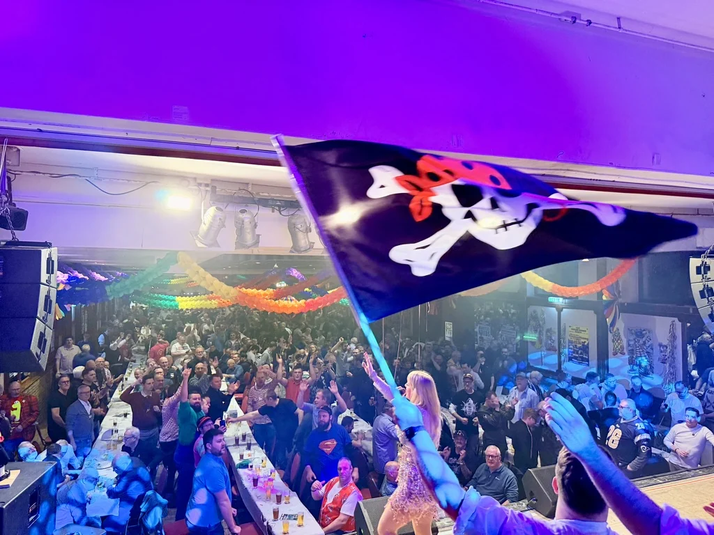 Feiernde Fans mit Piratenflagge vor der Bühne